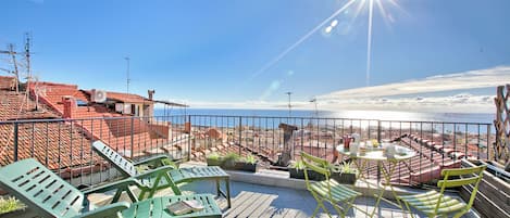 Standard-Apartment, Mehrere Schlafzimmer (Un Terrazzo Nella Pigna) | Speisen im Freien