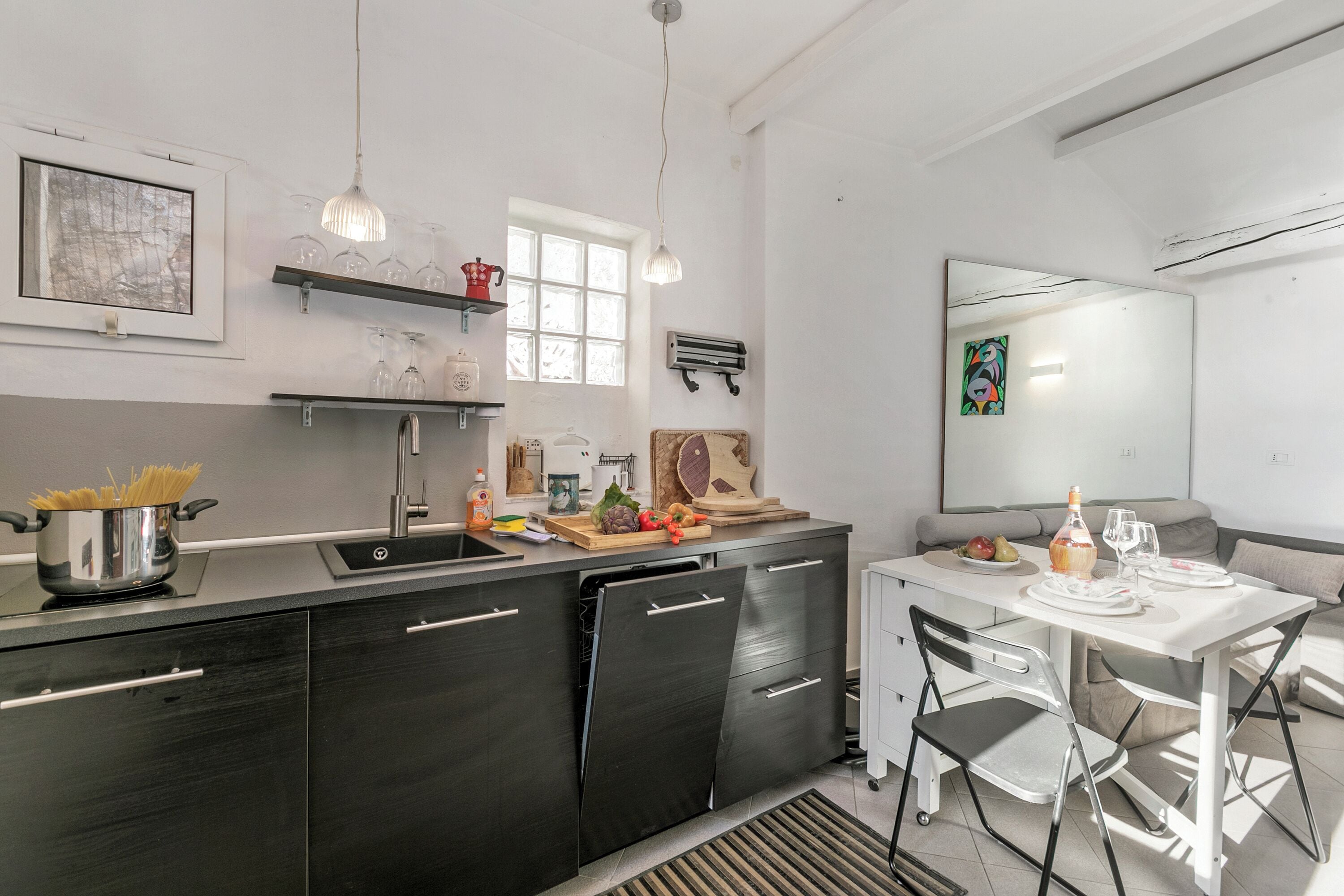 Standaard appartement, meerdere slaapkamers (Un Terrazzo Nella Pigna) | Privékeuken | Een koelkast, een kookplaat, een vaatwasser, een waterkoker