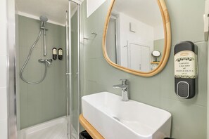 ファミリー アパートメント ベッドルーム (複数) (La Torretta Holiday Home Sanremo) | バスルーム | シャワー、ヘアドライヤー、タオル、石鹸