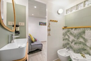 Familie appartement, meerdere slaapkamers (La Torretta Holiday Home Sanremo) | Badkamer | Een douche, een haardroger, handdoeken, zeep