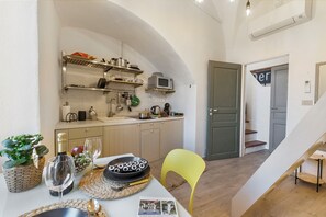 ファミリー アパートメント ベッドルーム (複数) (La Torretta Holiday Home Sanremo) | 専用キッチン | 冷蔵庫、電子レンジ、コンロ、コーヒー / ティーメーカー