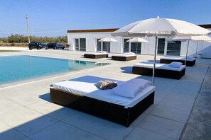 Een seizoensgebonden buitenzwembad