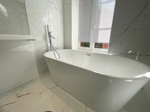 Shower, hair dryer, towels, soap - Villa Niçoise sea view with pool and jacuzzi (Nice)