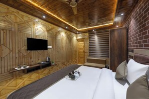 7 bedrooms, WiFi, bed sheets