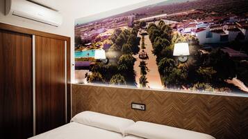 Tweepersoonskamer, uitzicht op stad | Een bureau, een laptopwerkplek, gratis wifi, beddengoed