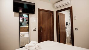 Desk, laptop workspace, free WiFi, bed sheets - Hostal Central Marmolejo (Marmolejo)