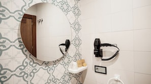 Double Room, City View | Bathroom | Shower, hair dryer, towels, soap - Hostal Central Marmolejo (Marmolejo)