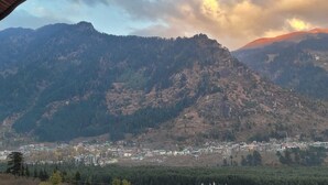 Un paisaje montañoso con un pueblo en el valle.