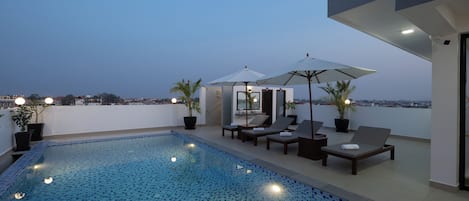 5 outdoor pools