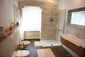 Douche, sèche-cheveux, bidet, serviettes fournies
