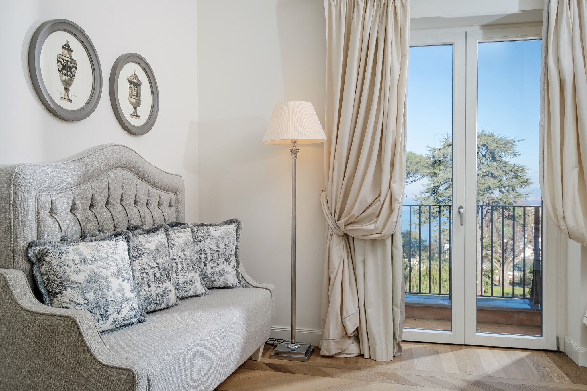 Junior Suite con balcone, 1 letto king, vista mare (CAMELIA) | Living area | 43-inch Smart TV with digital channels, Netflix, books