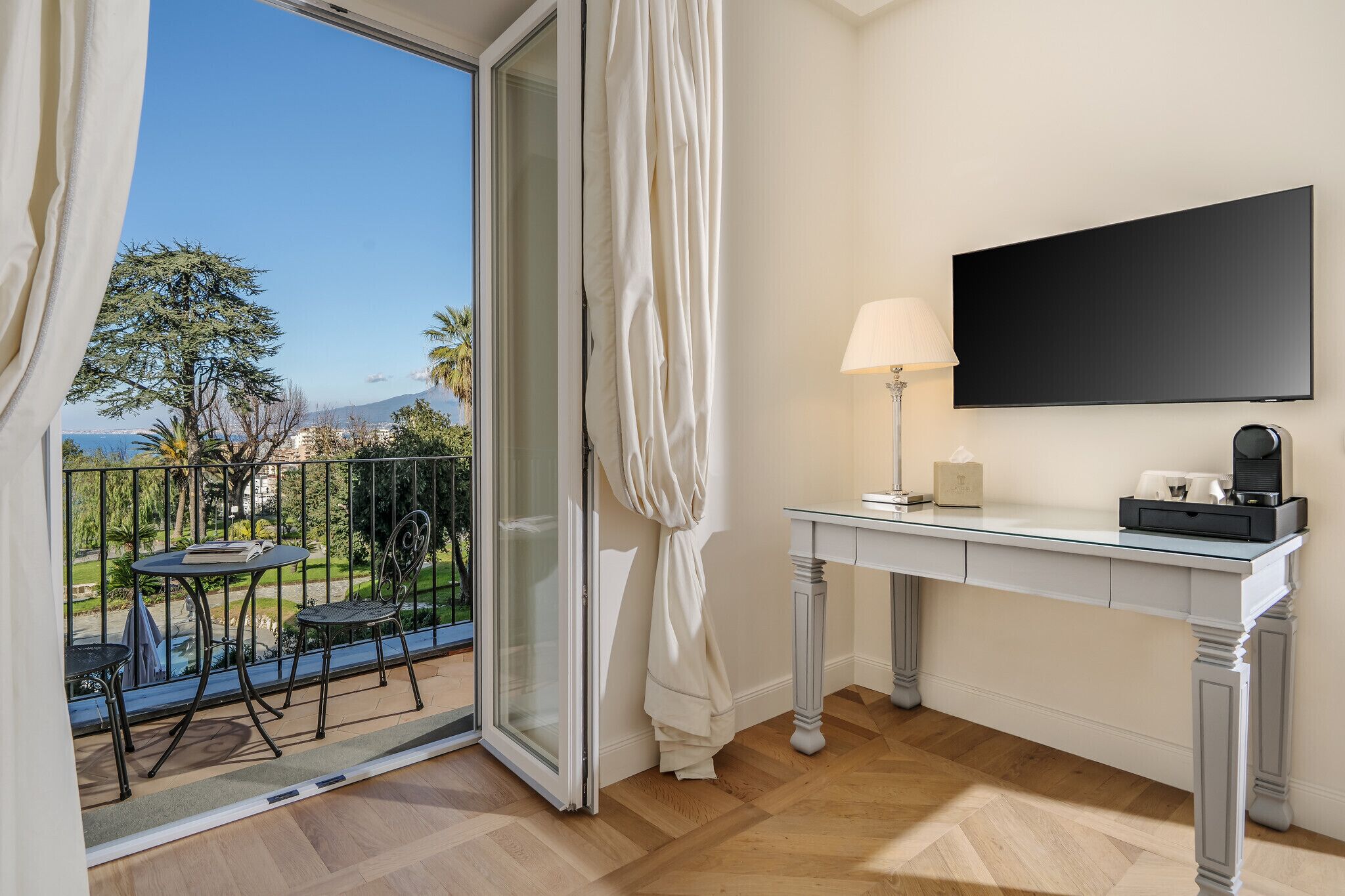 Suite Familiare con balcone una camera da letto, un soggiorno letti multipli, vista mare (ORTENSIA) | Living area | 43-inch Smart TV with digital channels, Netflix, books