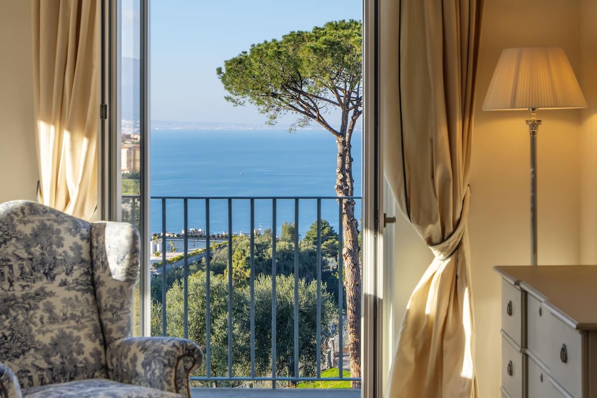 Suite panoramica, un balconi, una camera da letto, un soggiorno,vista mare (CALLA) | 1 多间卧室、埃及棉床单、高档床上用品、羽绒被