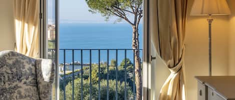 Suite panoramica, un balconi, una camera da letto, un soggiorno,vista mare (CALLA) | 1 sovrum, egyptiska bomullslakan och sängtillbehör av högsta kvalitet