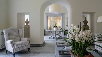 Coin salon dans le hall
