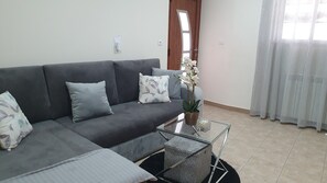 Living area - Apartamento T3 para Alugar - Zona Rural com Garagem Fechada e Churrasqueira (Póvoa, Vila Nova De Paiva)