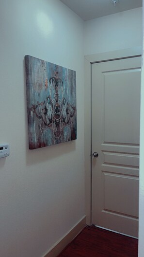 Interior - Cozy 1bed apt. This Galleria heart apartment is the perfect home away from home. (Houston)