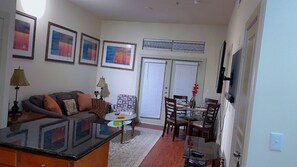 Smart TV, fireplace - Cozy 1bed apt. This Galleria heart apartment is the perfect home away from home. (Houston)
