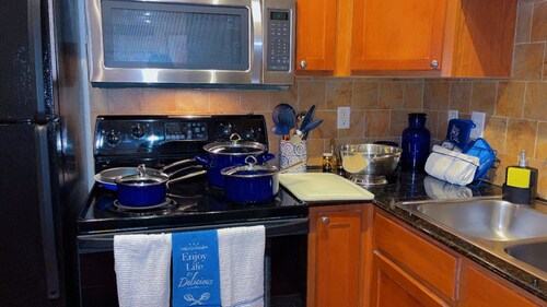 Cozy 1bed apt. This Galleria heart apartment is the perfect home away from home.