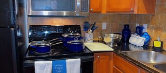 Cozy 1bed apt. This Galleria heart apartment is the perfect home away from home.