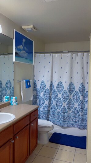 Hair dryer, bidet, towels, soap - Cozy 1bed apt. This Galleria heart apartment is the perfect home away from home. (Houston)