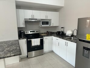 Fridge, microwave, oven, stovetop - Apartment with pool (Tegucigalpa)