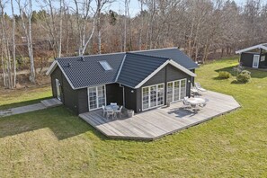 A cabin with a deck, large windows, and a sloped roof. - Modern holiday home with large garden near beach (Vig)