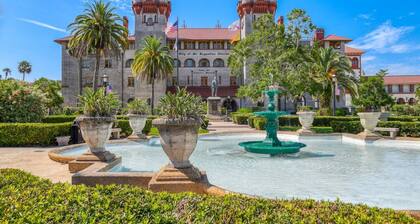 Heart of Historic Downtown, Renovated, Park and Walk to Attractions, Balcony, $300 in Free Tickets!