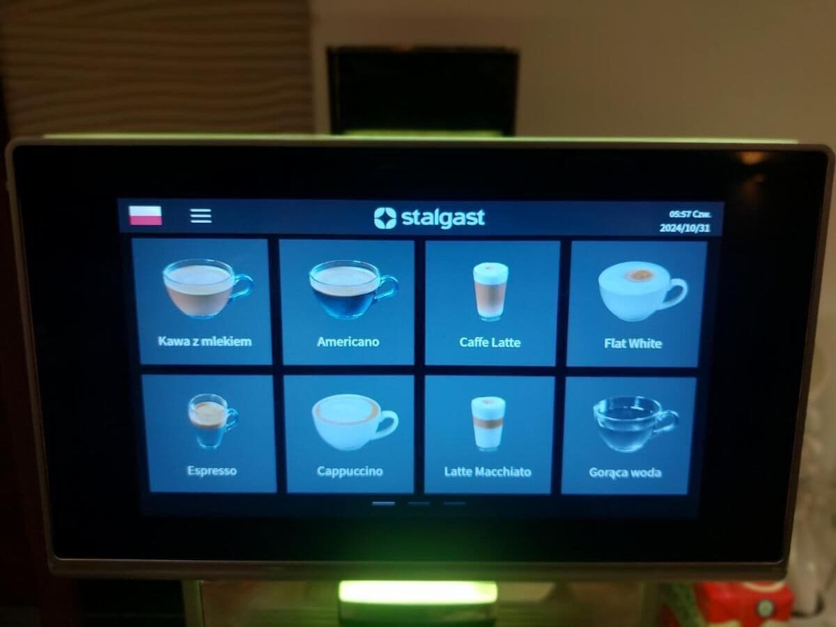 Eine digitale Menüanzeige mit verschiedenen Kaffees und Teesorten.