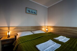 Desk, laptop workspace, iron/ironing board, free cribs/infant beds - Hotel Alpex  (Zabrze)