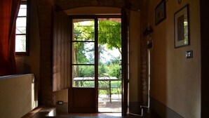 Corridoio che conduce a un patio con vista su del verde.