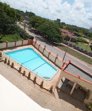 Pool - 3minutes walk to the beach, easily accessible and its 5 minutes to nyali centre (Mombasa)