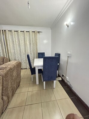 Dining - 3minutes walk to the beach, easily accessible and its 5 minutes to nyali centre (Mombasa)