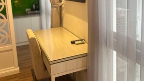 Superior Studio | Desk, laptop workspace, WiFi (free)