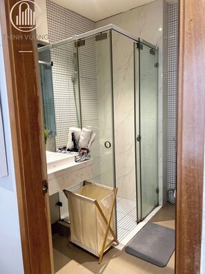 Estudio superior | Baño | Ducha, artículos de higiene personal gratuitos y secador de pelo