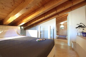 3 chambres, fer et planche à repasser, lit de bébé portatif