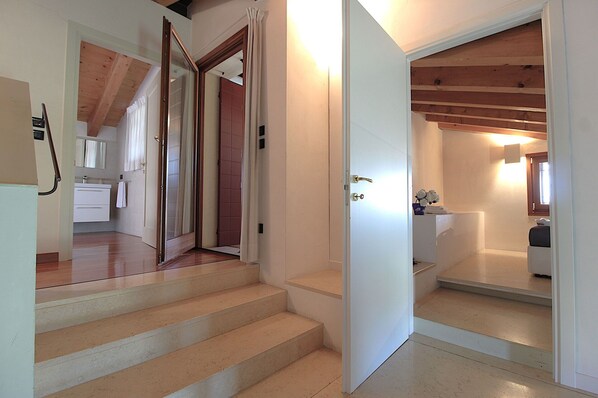 A staircase leading to a bathroom with a shower and a sink. - Vacation Home in Cendon with 3 bedrooms sleeps 6 (Cendon)