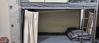 Bed in 8 male only bedroom - near baniyas metro station