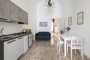 Geladeira, fogão, cooktop, talheres/pratos/utensílios de cozinha