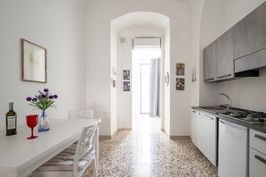 Fridge, oven, stovetop, cookware/dishes/utensils