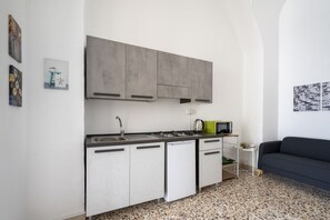 Interior - GuestHost - Lovely 56 sqm apartment, for 2 people, located on the ground floor of a building (one step to access). The property is located in a central area, less than 10 minutes on foot from the station, in an area full of services and in a strategic po (Catania)