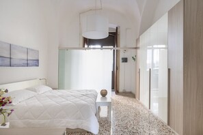 1 dormitorio, tabla de planchar con plancha, ropa de cama