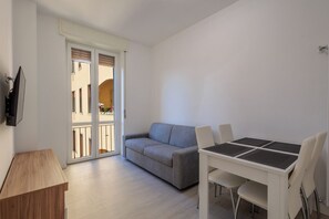 Interior - GuestHost - In the heart of Bergamo, a cozy 45 sqm apartment for 3 guests, located on the third floor with an elevator (not suitable for disabled persons). Its central location allows you to fully experience the city, with shops, restaurants, and service (Bergamo)