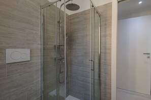 Douche, séchoir à cheveux, bidet