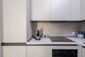 Micro-ondes, four, lave-vaisselle, grille-pain