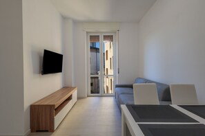TV - In the heart of Bergamo, a cozy 45 sqm apartment for 3 guests, located on the third floor with an elevator (not suitable for disabled persons). Its central location allows you to fully experience the city, with shops, restaurants, and services just a sho (Bergamo)