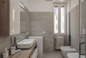 Douche, sèche-cheveux, bidet