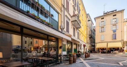 Comfortable 55 sqm apartment in the heart of Parma. The accommodation, which can host up to 4 guests, is located on the first floor of a period building without lift. Please note that there is one step to access the building and stairs to reach the apart
