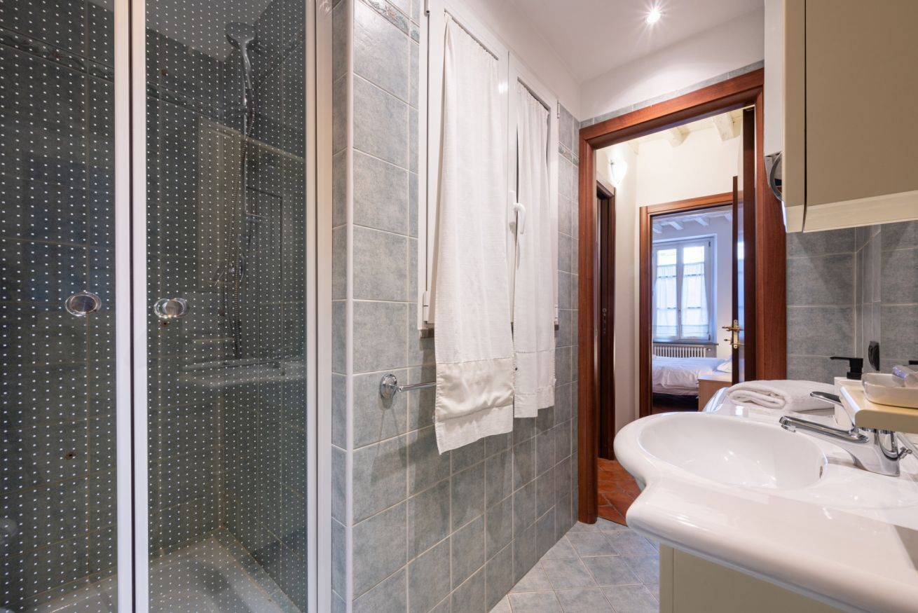 Douche, sèche-cheveux, bidet, serviettes fournies