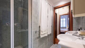 Douche, sĂšche-cheveux, bidet, serviettes fournies